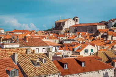 Güneşli bir mavi gökyüzü ile Hırvatistan Dubrovnik eski şehir rooftops