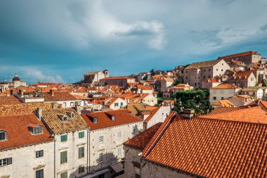 Güneşli bir mavi gökyüzü ile Hırvatistan Dubrovnik eski şehir rooftops