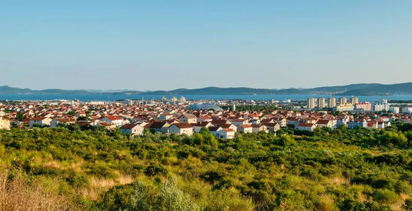 Panoramę miasta Zadar z pobliskiej drogi na słoneczny letni dzień — Zdjęcie stockowe