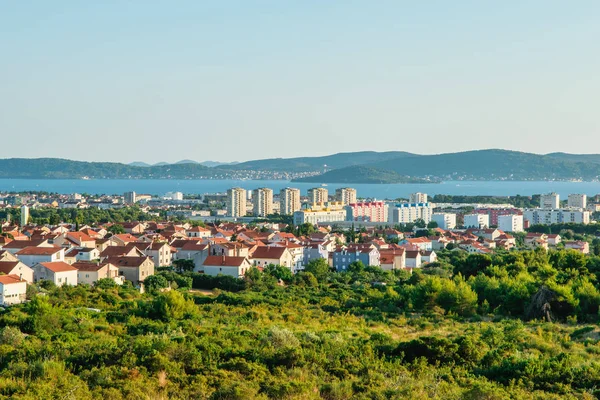 Vista panorâmica da cidade de Zadar a partir da estrada nas proximidades no dia ensolarado de verão — Fotografia de Stock