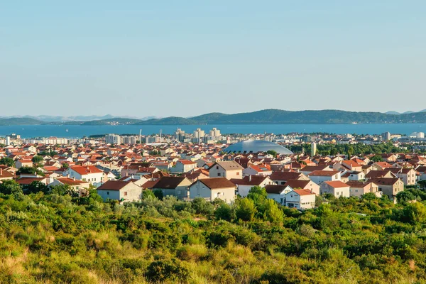 Panoramic view of the city of Zadar from nearby road on sunny summer day — Stock Photo, Image