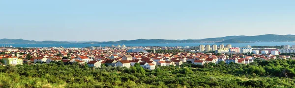 Panoramę miasta Zadar z pobliskiej drogi na słoneczny letni dzień — Zdjęcie stockowe