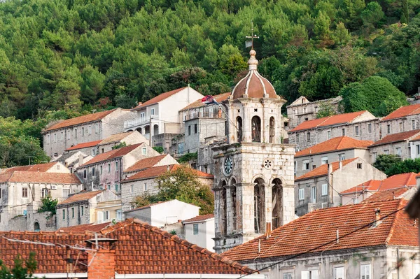 Régi háztetőire és a templom harangláb-Blato-Korcula, Horvátország — Stock Fotó