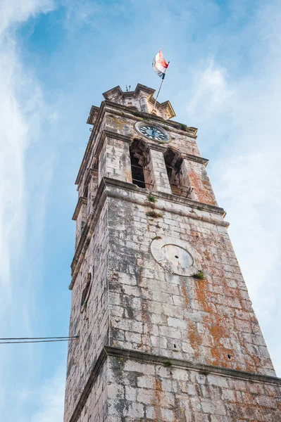 Torre de sino da igreja na aldeia Blato em Korcula na Croácia, Mediterrâneo, Europa — Fotografia de Stock