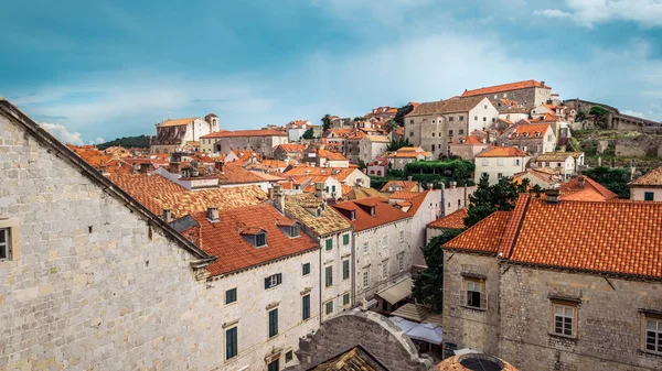 Tetti della città vecchia di Dubrovnik in Croazia in una giornata di sole con cielo blu — Foto Stock