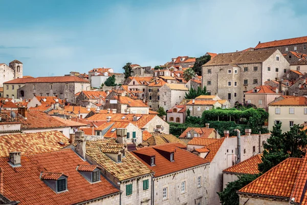 Techos en el casco antiguo de Dubrovnik en Croacia en un día soleado con cielo azul — Foto de Stock