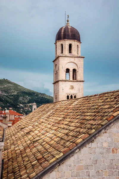 Крыши старого города Дубровника в Хорватии в солнечный день с голубым небом — стоковое фото