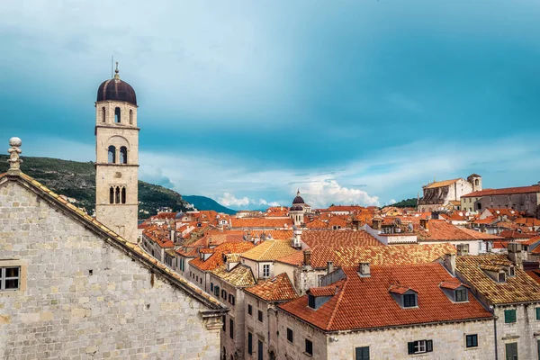 Střechy ve starém městě Dubrovníku v Chorvatsku za slunečného dne s modrou oblohou — Stock fotografie