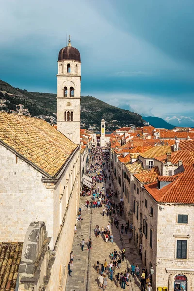 Multitude de touristes visitent la vieille ville de Dubrovnik et la célèbre rue Stradun — Photo