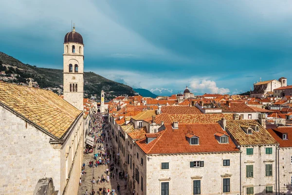 Multidões de turistas visitam a Cidade Velha de Dubrovnik e a famosa rua Stradun — Fotografia de Stock