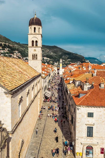 Multidões de turistas visitam a Cidade Velha de Dubrovnik e a famosa rua Stradun — Fotografia de Stock