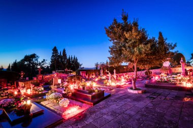 Güney Hırvatistan, Dalmaçya mezarlıkta. Gece fotoğraf birçok yanan mumlar ile.