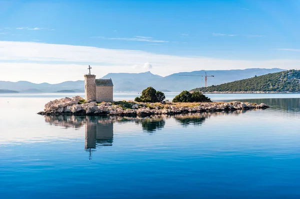 Piccola isola con un faro molto vecchio situato nel sud della Croazia, Dalmazia — Foto Stock