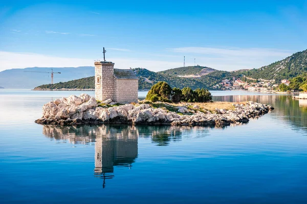 Piccola isola con un faro molto vecchio situato nel sud della Croazia, Dalmazia — Foto Stock