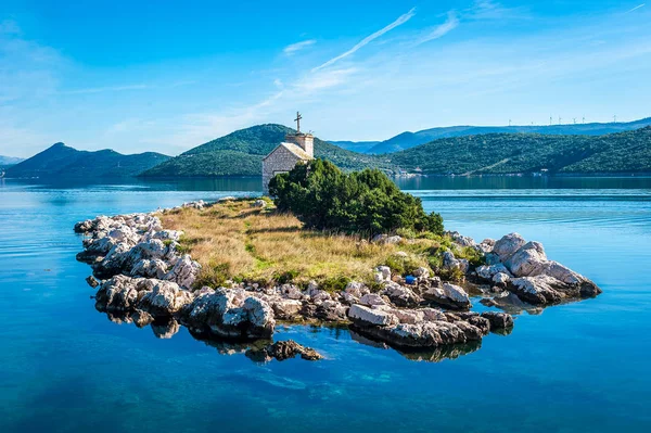 Piccola isola con un faro molto vecchio situato nel sud della Croazia, Dalmazia — Foto Stock