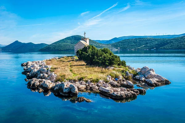 Klein eiland met een zeer oude vuurtoren, gelegen in het zuiden van Kroatië, Dalmatië — Stockfoto