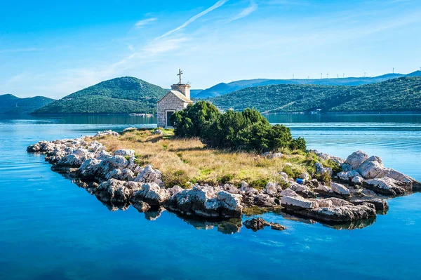 Klein eiland met een zeer oude vuurtoren, gelegen in het zuiden van Kroatië, Dalmatië — Stockfoto
