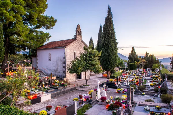 Cimitero nella Croazia meridionale, Dalmazia. Fotografia notturna con molte candele accese . — Foto Stock