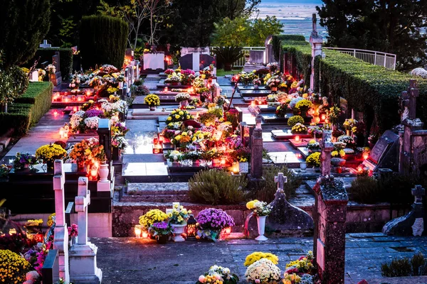 Cimetière au sud de la Croatie, Dalmatie. Photographie nocturne avec de nombreuses bougies allumées . — Photo