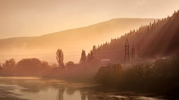 Nehir kıyısında sisli sabah gündoğumu — Stok fotoğraf