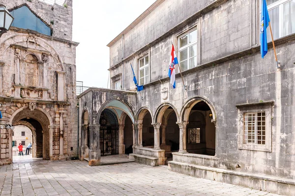 KORCULA, CROATIA - APRIL 2, 2016: Parts of the old town of Korcula on the island of Korcula, Croatia — Stock Photo, Image