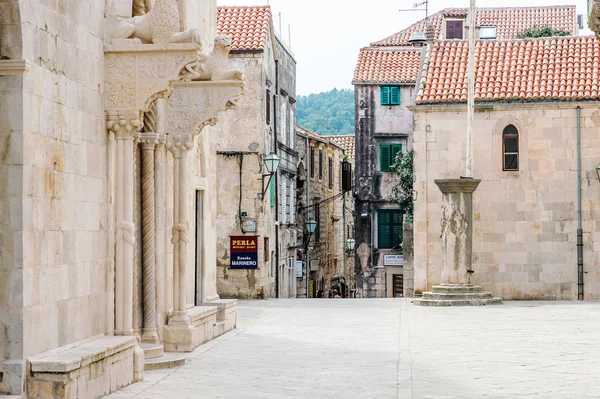 KORCULA, CROÁCIA - 2 de abril de 2016: Partes da cidade velha de Korcula, na ilha de Korcula, Croácia — Fotografia de Stock