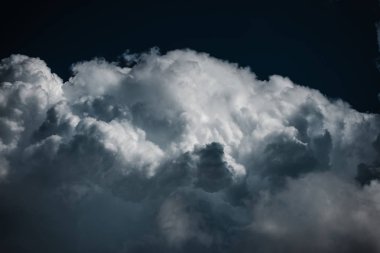 Bir gök gürültüsü fırtına öncesi kara bulutlar