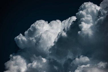 Bir gök gürültüsü fırtına öncesi kara bulutlar