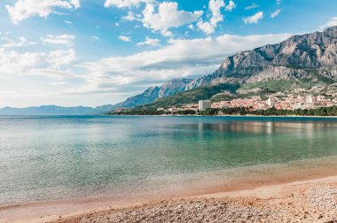 Sahil, deniz ve dağ Biokovo Hırvatistan Makarska şehir içinde aşağıda plaj