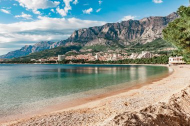 Sahil, deniz ve dağ Biokovo Hırvatistan Makarska şehir içinde aşağıda plaj
