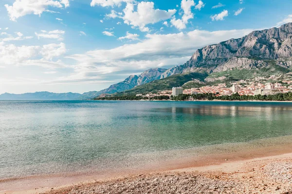 Sahil, deniz ve dağ Biokovo Hırvatistan Makarska şehir içinde aşağıda plaj