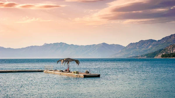 Costa, mare e spiaggia sotto la montagna Biokovo nella città di Makarska in Croazia — Foto Stock