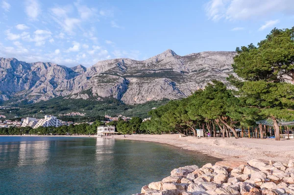 Costa, mar e praia abaixo da montanha Biokovo na cidade de Makarska, na Croácia — Fotografia de Stock