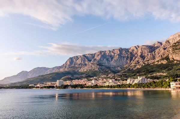 Ακτή, θάλασσα και παραλία κάτω από το βουνό Biokovo σε στην πόλη της Makarska, Κροατία — Φωτογραφία Αρχείου