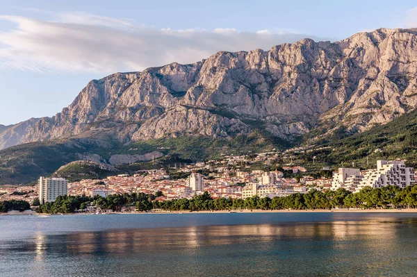 Sahil, deniz ve dağ Biokovo Hırvatistan Makarska şehir içinde aşağıda plaj