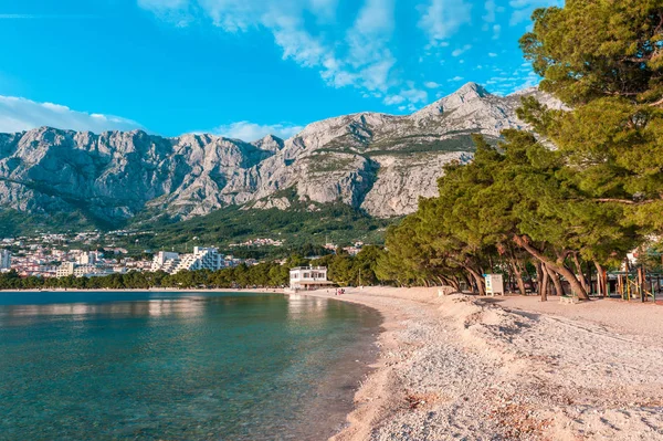 Sahil, deniz ve dağ Biokovo Hırvatistan Makarska şehir içinde aşağıda plaj