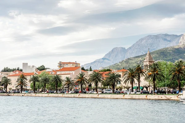 Vista de Makarska, um famoso destino turístico na Dalmácia, Croácia — Fotografia de Stock