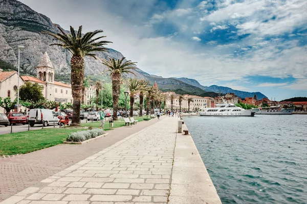 Vista da Makarska, una famosa destinazione turistica in Dalmazia, Croazia — Foto Stock