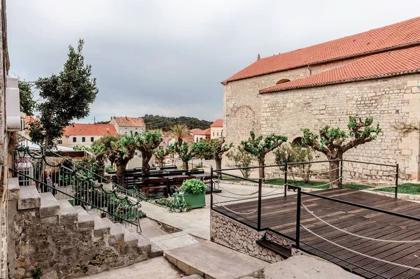 Vista da Makarska, una famosa destinazione turistica in Dalmazia, Croazia — Foto Stock