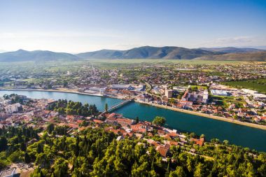 Dalmaçya Güney Hırvatistan'daki küçük bir yerde havadan görüntüleyin. Metkovic.