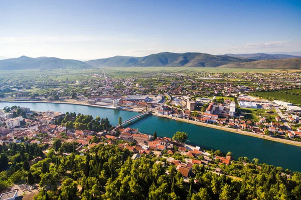 Vista desde el aire en un pequeño lugar en Dalmacia en el sur de Croacia. Metkovic. . —  Fotos de Stock