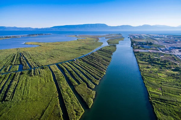 Vista do ar no lugar onde o rio flui para o mar no sul da Croácia. Estuário do rio Neretva . — Fotografia de Stock