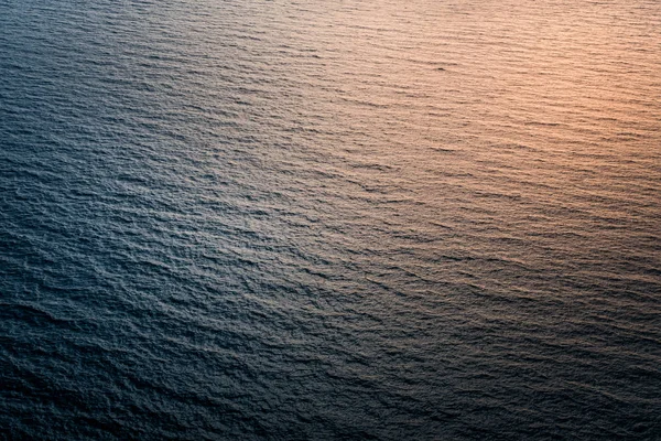 Neobvyklé a abstraktní odrazy slunečního světla na povrchu moře — Stock fotografie