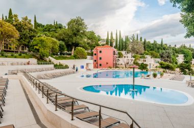 Güzel sahneler ve küçük bir kıyı kasabasında Mlini, Dubrovnik yanındaki yerler.