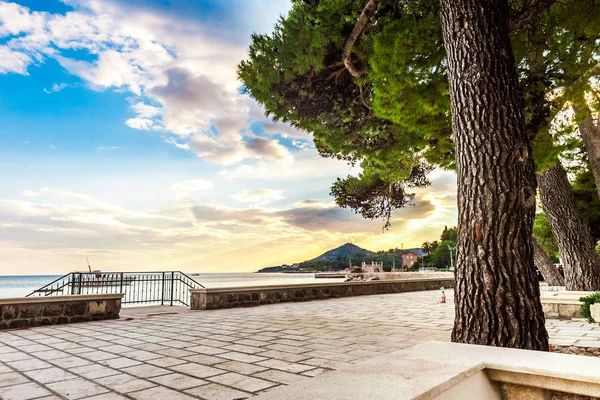Güzel sahneler ve küçük bir kıyı kasabasında Mlini, Dubrovnik yanındaki yerler. — Stok fotoğraf
