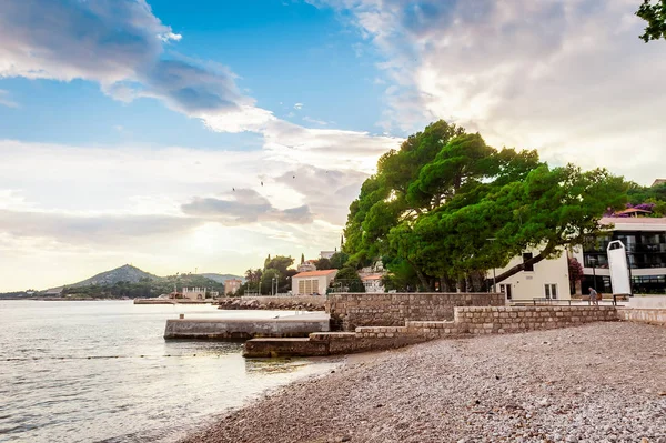 Belas cenas e vistas em uma pequena cidade costeira Mlini, ao lado de Dubrovnik . — Fotografia de Stock