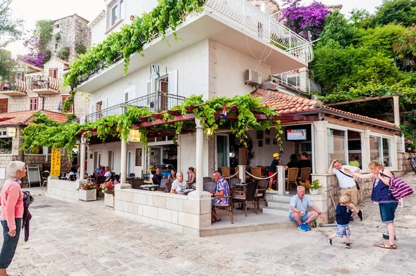 Belas cenas e vistas em uma pequena cidade costeira Mlini, ao lado de Dubrovnik . — Fotografia de Stock