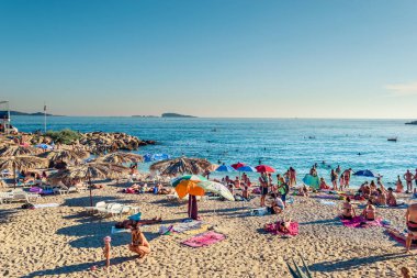Kupari, Hırvatistan - 5 Ağustos 2016: Kupari, Dubrovnik yakınlarında insanların turkuaz suda yıkandığı ve kumlu sahilde güneşlendiği bir yer