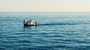 Kupari, Hırvatistan - 5 Ağustos 2016: Hırvatistan 'da çok sakin sularda balıkçı teknesinde mutlu bir aile