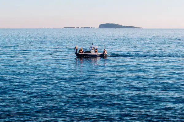 Kupari Croácia Agosto 2016 Família Feliz Barco Pesca Águas Muito — Fotografia de Stock